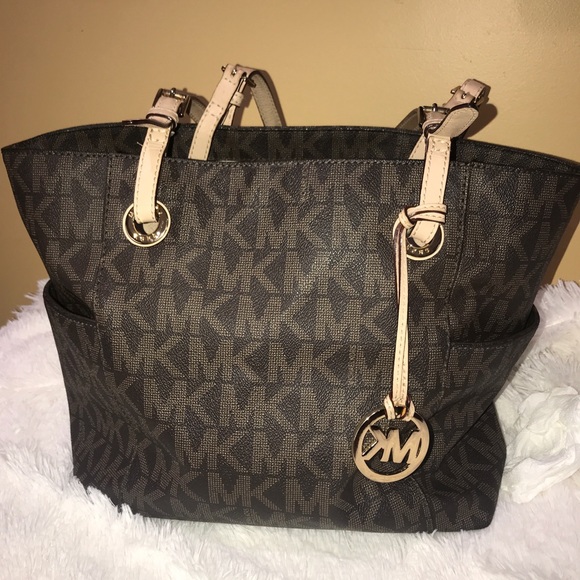 Michael Kors Handbags - 🌿 Signature Michael Kors tote